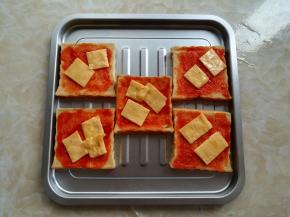 放上切小块的芝士片，如果没有就直接放马苏里拉芝士碎