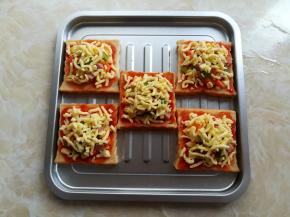 最上面放上适量的马苏里拉芝士碎