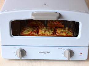 烤盘放入烤箱中，180度烤10分钟，烤到马苏里拉芝士碎融化就可以了