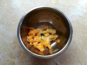 放入切小块软化好的黄油和2大片的芝士片，芝士片最好也切小一些，乐荷有机黄油有点小贵，所以就用了一半黄油，一半芝士片