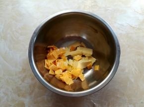 放入切小块软化好的黄油和2大片的芝士片，芝士片最好也切小一些，乐荷有机黄油有点小贵，所以就用了一半黄油，一半芝士片