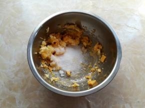 用电动打蛋器把黄油和芝士片稍微打发一下，加入细砂糖打发到黄油体积变大，变蓬松