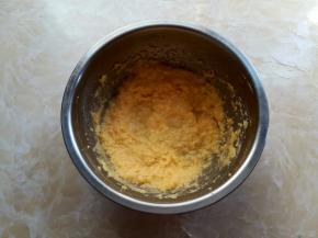 全蛋液分2次加入黄油糊里，最好每一次充分吸收了再加下一次蛋液