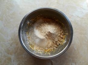 过筛加入低筋面粉和乐活星球迷你便当代餐粉，也可以全部用低筋面粉来做