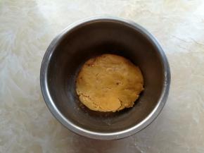 用硅胶刮刀简单翻拌一下，戴上一次性手套把面团揉到没有干粉状态