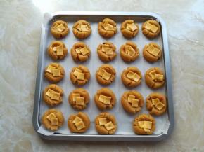 放入2小块芝士，这里开始都是孩子做的