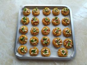 放上一块培根肉，挤上适量的沙拉酱，最后撒上适量的葱花