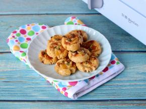 这饼干有蛋有肉咸香掉渣，一口一个香喷喷