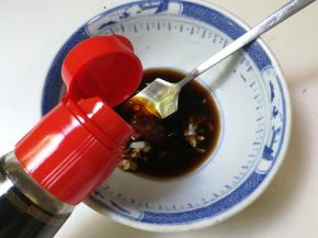 放入一勺生抽，半勺醋，半小勺盐，半小勺香油