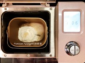 在面包机里加入中筋粉180克，酵母1.5克，细砂糖10克，启动面包机和面功能