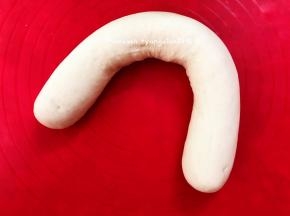 揉好的面团搓成长条