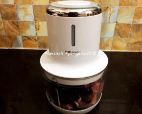 把所有食材都绞打成末状