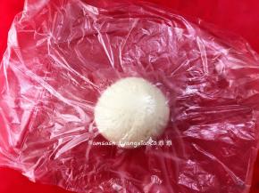 揉圆用保鲜膜盖住松弛15分钟