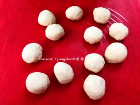 然后切成大小均匀12等份的剂子，把每个剂子都滚上面粉，然后用保鲜袋盖住以免面团表面被风干，膜松弛10分钟，冬天室温松弛时间可能略延长5～10分钟