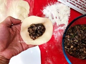 取一张包子皮码上适量的馅料