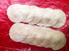 用擀面杖擀出中间厚边缘薄的面皮就可以，实在不会擀，边缘用手捏薄也完全可行，擀好的面皮依然用保鲜膜盖住