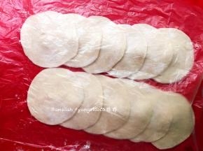 用擀面杖擀出中间厚边缘薄的面皮就可以，实在不会擀，边缘用手捏薄也完全可行，擀好的面皮依然用保鲜膜盖住