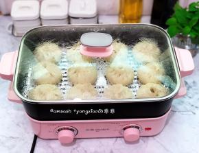 直接开中火蒸12分钟，蒸好后不要马上开盖子，焖3分钟后将盖子打开一条缝，慢慢放气，待蒸汽放得差不多了才完全开盖。以防蒸好后的包子遇到冷空气造成回缩问题