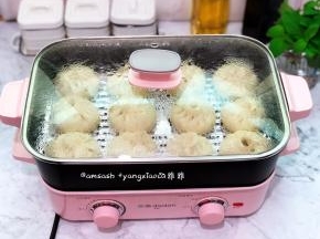 直接开中火蒸12分钟，蒸好后不要马上开盖子，焖3分钟后将盖子打开一条缝，慢慢放气，待蒸汽放得差不多了才完全开盖。以防蒸好后的包子遇到冷空气造成回缩问题
