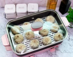 盖上锅盖发酵至包子拿起来轻飘飘的就发酵好了，(发酵至有1.5倍大)