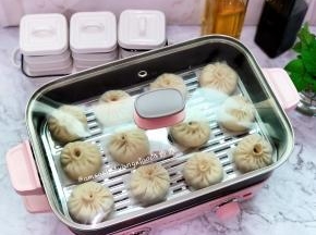 盖上锅盖发酵至包子拿起来轻飘飘的就发酵好了，(发酵至有1.5倍大)