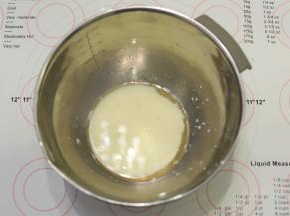 玉米油和牛奶倒入打蛋盆内，搅拌至乳化，呈现乳白色。