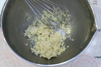 低粉筛入油奶混合物内，拌匀。