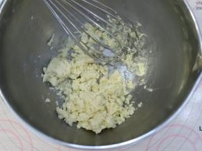 低粉筛入油奶混合物内，拌匀。