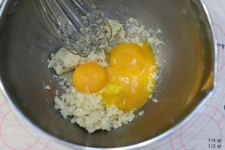 磕入蛋黄，蛋清放入冰箱冷冻备用。