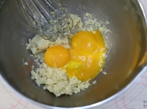 磕入蛋黄，蛋清放入冰箱冷冻备用。