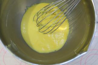 手动打蛋器拌至顺滑的蛋黄糊。
