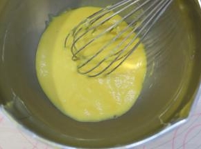 手动打蛋器拌至顺滑的蛋黄糊。