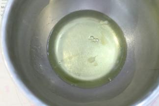 取出的蛋清四周开始结一层薄冰。