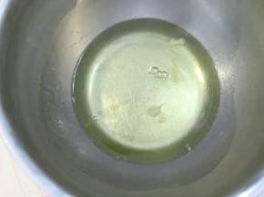 取出的蛋清四周开始结一层薄冰。