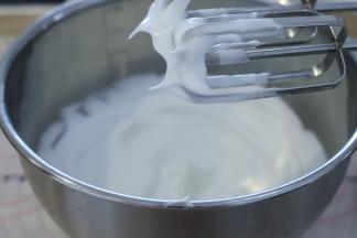 蛋清内滴入3-4滴柠檬汁，分三次将细砂糖加入蛋清内，打发至干性发泡。