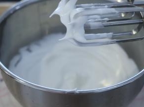 蛋清内滴入3-4滴柠檬汁，分三次将细砂糖加入蛋清内，打发至干性发泡。