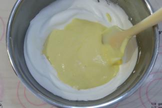 取三分之一的蛋白和蛋黄糊上下翻拌均匀，再将拌好的蛋糕糊倒入剩余的蛋白内。（新手可分为三次混合）