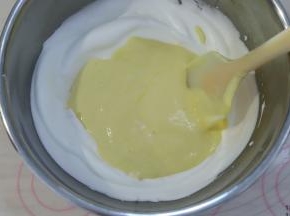 取三分之一的蛋白和蛋黄糊上下翻拌均匀，再将拌好的蛋糕糊倒入剩余的蛋白内。（新手可分为三次混合）