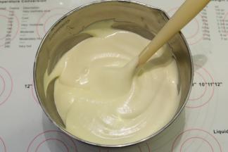 同样的手法翻拌均匀成顺滑的蛋糕糊。