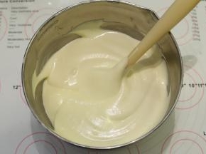 同样的手法翻拌均匀成顺滑的蛋糕糊。