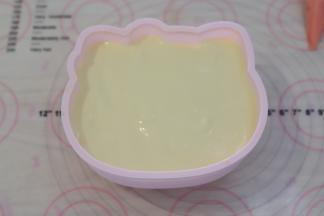 倒入所有的原色蛋糕糊，轻震几下。（为了避免蝴蝶结溢出，可以倾斜的提起蝴蝶结一角后倒入蛋糕糊）