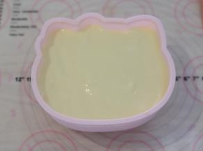 倒入所有的原色蛋糕糊，轻震几下。（为了避免蝴蝶结溢出，可以倾斜的提起蝴蝶结一角后倒入蛋糕糊）