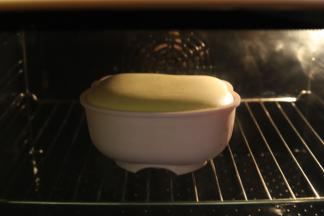 烤箱预热上火150度，下火130度，将蛋糕放入预热好的烤箱内，中下层，时间为50分钟。（低温是让蛋糕表面不上色太深）