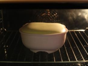 烤箱预热上火150度，下火130度，将蛋糕放入预热好的烤箱内，中下层，时间为50分钟。（低温是让蛋糕表面不上色太深）