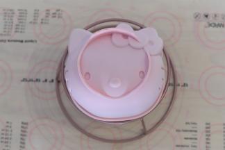 出炉的KT蛋糕震一下后倒扣放凉。