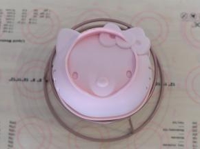 出炉的KT蛋糕震一下后倒扣放凉。