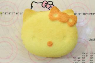 先拉伸一下硅胶模的四周，然后往外翻开脱模。