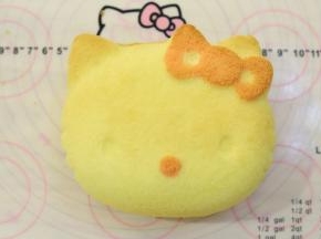 先拉伸一下硅胶模的四周，然后往外翻开脱模。