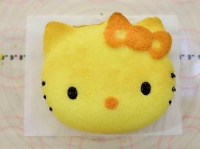 黑巧克力液装入裱花袋内，画好眼睛和胡须。