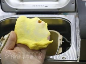 除黄油外，将面团中的其它原材料按照底层液体，中层粉类，上层糖、盐和酵母的顺序放入面包桶中，启动一个揉面程序，揉至能拉出厚膜后加入软化好的黄油。